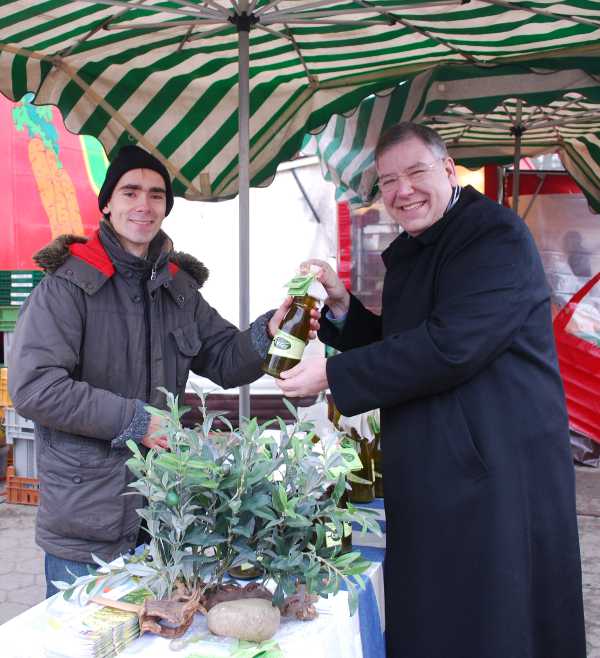 Bürgermeister Ahlhaus kauft Eviya-Olivenöl aus Kalamata